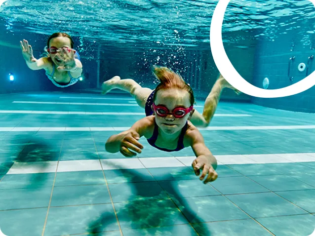 Kinderen spelen onder water in het zwembad