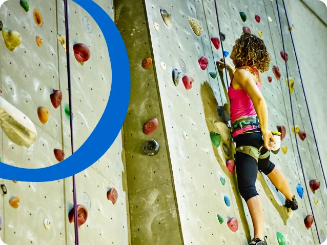 Klimmen op de klimmuur in een Sportoase-centrum