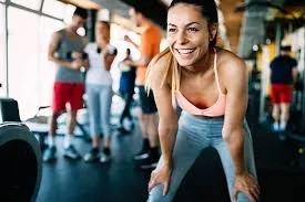 Trainen in een moderne fitnessruimte van Sportoase