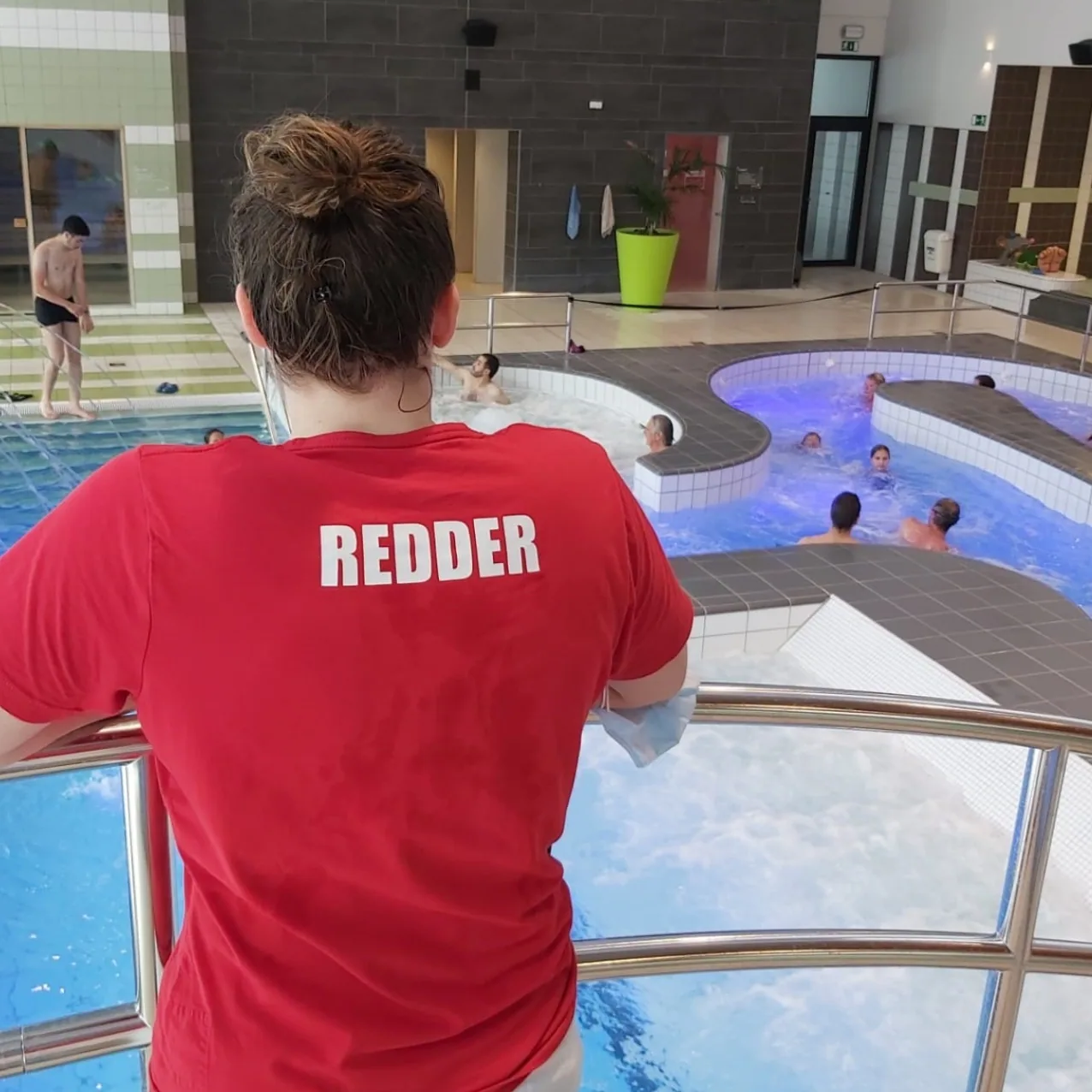Redder aan het werk in een zwembad van Sportoase