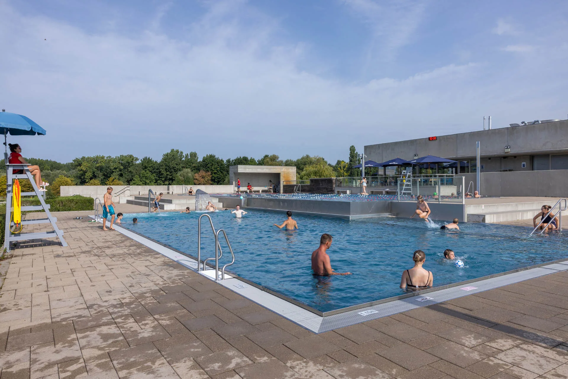 Peuter- en kleuterzone met speelelementen in het water